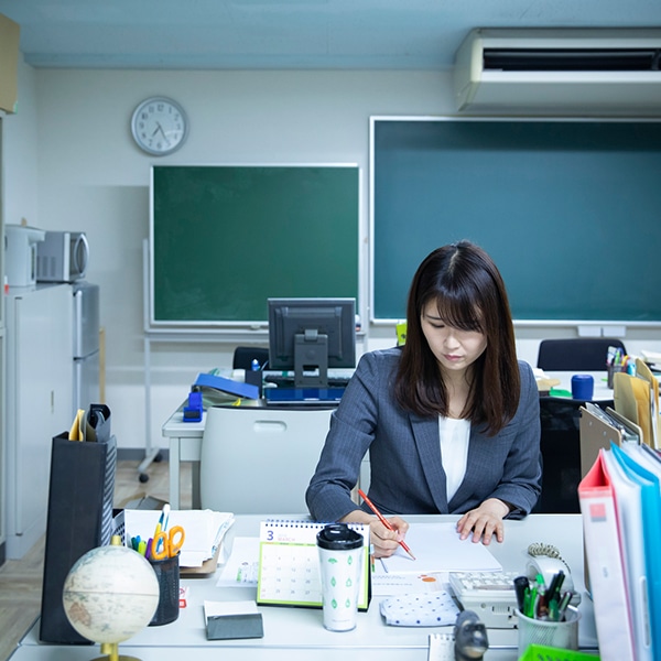 教員は残業代をもらえない？私立と公立の違いや残業代の計算方法を解説