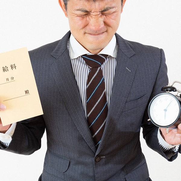 管理職は残業代が出ないから給与が下がった…これって違法では？