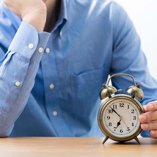 早朝出勤で始業時間までの給料は発生する？弁護士が詳しく解説