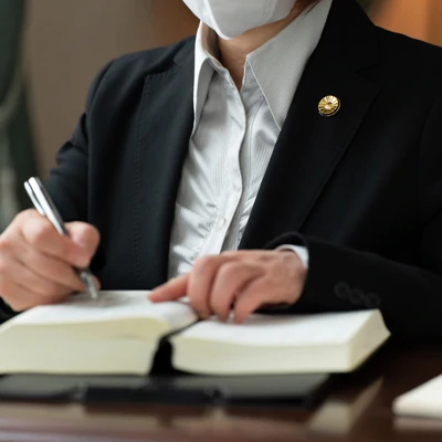 退職代行を依頼するなら弁護士と代行業者、どちらにすべき？